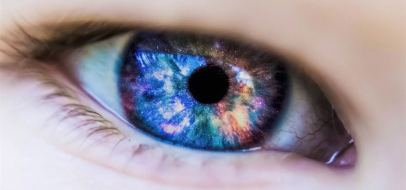 Occhio con riflessi colorati, immagine simbolo di visione e innovazione